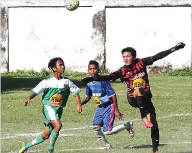  ?? FRIZAL/JAWA POS ?? MODAL AWAL: Striker Persebaya U-17 Rachmad Maulana Yusuf (kiri) berebut bola dengan kiper Kresna FC Dimas Irawan kemarin.