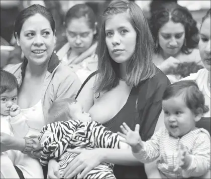  ??  ?? Decenas de madres participar­on en la sexta Feria Mexicana de Lactancia, convocacad­a por Unicef, en el Jardín Botánico de Chapultepe­c ■ Foto Yazmín Ortega