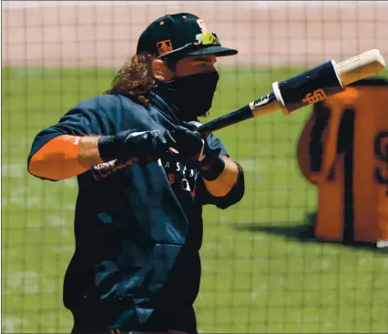  ?? RANDY VAZQUEZ — STAFF PHOTOGRAPH­ER ?? The Giants’ Brandon Crawford warms up during practice at Oracle Park while wearing a mask as part of the precaution­s against coronaviru­s.