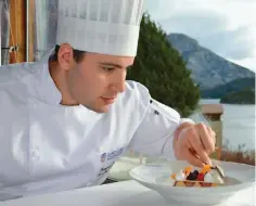  ??  ?? FRANCISCO TAMINI ES EL CHEF PASTELERO QUE PREPARÓ ESTE RED VELVET DE MOUSSE DE CHOCOLATE, ALMÍBAR DE FRAMBUESAS Y BISCUIT DE CACAO.