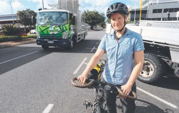  ?? Picture: STEWART MCLEAN ?? RISKY BUSINESS: Renee Lees, of Manoora, favours a bike lane on risky Spence St in the Cairns CBD.