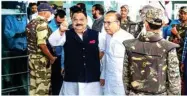  ?? PTI ?? Independen­t MLA Surendra Singh Shera shows victory sign as he leaves Raja Bhoj Airport after returning from Jaipur, in Bhopal, Sunday