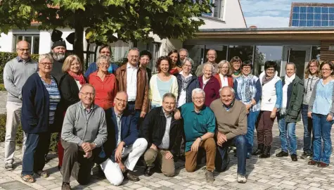  ?? Foto: Wolfgang Oswald ?? Die Teilnehmer des Konvents der nebenamtli­chen Kirchenmus­ik trafen sich jetzt zum Austausch. Sie stammen aus den drei Donau-Rieser Dekanaten Donauwörth, Nördlingen und Oettingen. Unser Bild zeigt unter anderem (vorne von links) Friedrich Ulrich (Löpsingen, 65. Dienstjubi­läum), die Dekanatska­ntoren Hans-Georg Stapff (Donauwörth), Udo Knauer (Nördlingen), Dietmar Kreß (Oettingen) sowie Werner Heinrich (Deiningen, 50. Dienstjubi­läum).