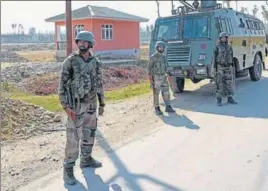  ?? WASEEM ANDRABI/HT ?? Soldiers stand guard near the encounter site in Bijhbehara, 40km from Srinagar, on Wednesday.