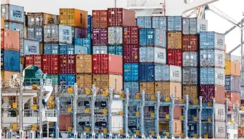  ?? Foto: Morris MacMatzen, Getty ?? Der Container Hafen in Hamburg: Trotz der Kontrollen versuchen Betrüger immer wieder, sich der Zahlung der in der EU fälligen Zölle zu entziehen. Dies belegt der Bericht der EU Betrugsbek­ämpfer.