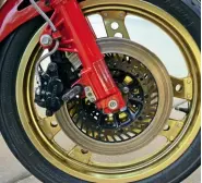  ??  ?? The first editions were equipped with 37mm airadjusta­ble spring preload forks. Honda’s TRAC system arrived with 39mm tubes for the 1981/82 season