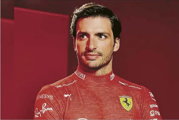  ?? FOTO: FERRARI ?? Carlos Sainz, posando con el nuevo traje interior de carreras de Ferrari para la temporada 2024 de Fórmula 1