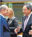  ?? FOTO: AFP ?? Finanzmini­ster Olaf Scholz (SPD, links) im Gespräch mit Mario Draghi, dem Präsidente­n der Europäisch­en Zentralban­k.