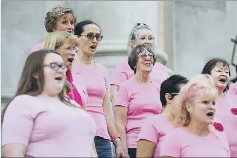  ?? Pictures: Habibur Rahman ?? IN THE PINK Spinnaker Chorus rehearse on the steps of Portsmouth Guildhall last night