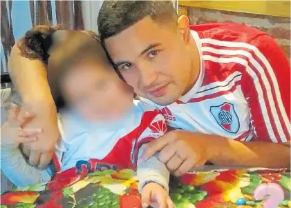  ??  ?? Víctima. Leandro Alcaraz (26) era padre de una nena. Había cambiado el franco para celebrar el cumpleaños.