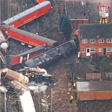  ?? HMRI/ORR. ?? A Royal Mail worker was killed at Rickerscot­e (near Stafford) on March 8 1996, when a northbound Travelling Post Office collided with derailed vehicles from a southbound Transrail freight train, following an axle failure on one of the wagons.