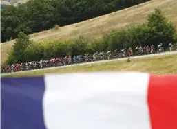  ?? Foto Stephane Mahe/Reuters ?? Francoska zastava ob progi 17. etape Toura.