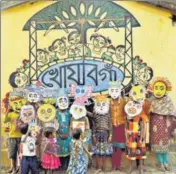  ??  ?? Children stand before a painted sign that says “Khwaabgaon” or village of dreams, a name given to it by the scholar and writer Shivaji Bandopadhy­ay in 2018.