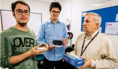 ?? FOTO JULIO C. HERRERA ?? Los ingenieros Diego Cárdenas y Sebastián Torres (izquierda) y el médico Álvaro Quintero con los dispositiv­os de guantes.