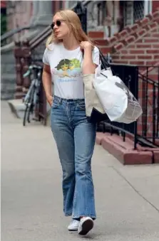  ??  ?? Vues ces derniers mois à Manhattan, Gigi Hadid (en haut) et Chloë Sevigny (en bas) en T-shirts Fiorucci.