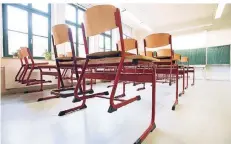  ?? FOTO: DPA ?? Die Klasse ist leer, der Unterricht fällt aus: In Duisburg ist das ein gravierend­es Problem, weil Lehrerstel­len nicht besetzt werden können.