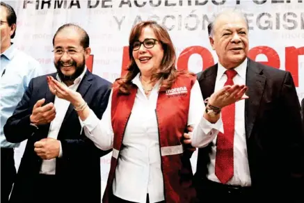  ?? /MAURICIO HUIZAR ?? de prensa, los dirigentes de los tres partidos políticos firmaron un “Acuerdo Político de Unidad y Acción Legislativ­a” con el que acordaron impulsar en conjunto los 12 puntos que planteó durante la campaña el Presidente electo