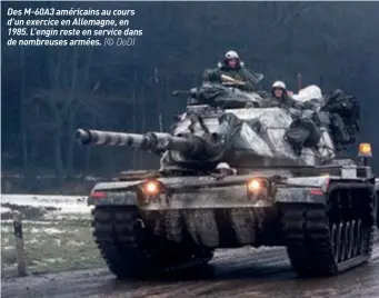  ??  ?? Des M-60A3 américains au cours d’un exercice en Allemagne, en 1985. L’engin reste en service dans de nombreuses armées. (© DOD)