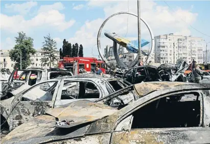  ?? Agènciec OGIRncKO / Reuters ?? Cotxes cremats a Vínnitsia davant d’un monument a les Forces Aèries, un caça soviètic Mig-21