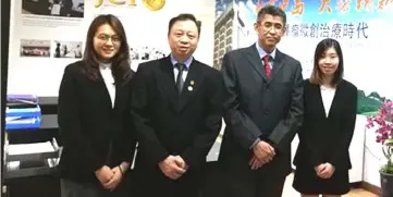  ??  ?? Yong (second left) and Dr Tai (second right), together with Kum (left) and Chua are available for consultati­on at Booth No 42 in BCCK throughout the two days.