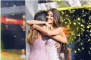  ??  ?? Momento en el que anunciaban el triunfo de Gabriela. Se abraza con Laura Olascuaga, virreina 2019.