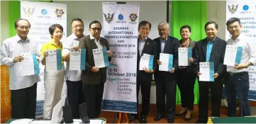  ??  ?? Abang Abdul Karim (fourth left), Ting (fifth left) and other organising committee members hold the programme leaflet after the press conference.