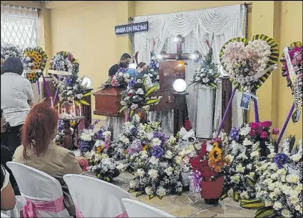  ?? Fotos: EXTRA ?? Entre decenas de ramos de flores recordaron las cualidades de la estudiante fallecida en el siniestro.