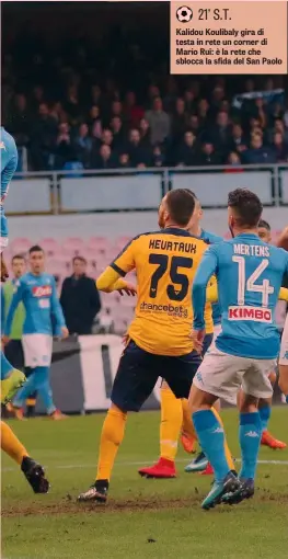  ??  ?? Kalidou Koulibaly gira di testa in rete un corner di Mario Rui: è la rete che sblocca la sfida del San Paolo