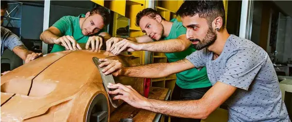  ??  ?? Alunos desenvolve­m protótipo de carro no laboratóri­o de projeto e modelagem