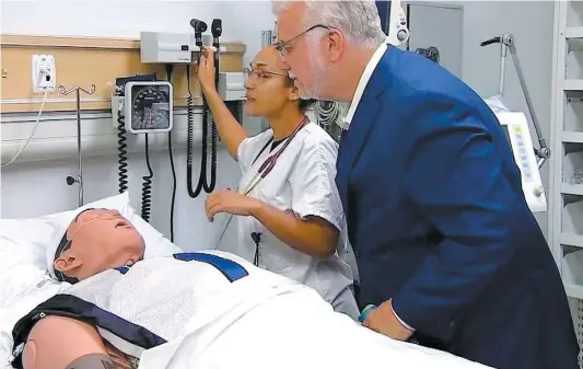  ?? CAPTURE D’ÉCRAN, TVA NOUVELLES ?? Philippe Couillard a visité le centre de simulation pour les étudiants en sciences infirmière­s, hier, à l’université de Montréal.