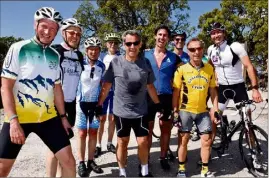  ?? (Photo Christian Mourgues) ?? Nicolas Sarkozy, qui passe le week-end au cap Nègre, s’est offert une sortie à vélo hier au col du Canadel.