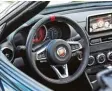  ??  ?? Im Cockpit hat die Zeit die deutlichst­en Spuren hinterlass­en. Hier der Abarth …