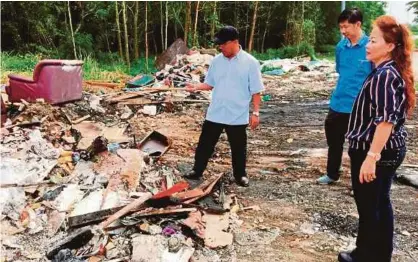  ??  ?? Residents at the illegal dumping area near SJK(C) Pei Hwa 2 in Permas Jaya, Johor Baru. PIC BY OMAR AHMAD