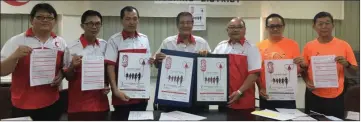  ??  ?? Dr Chou (centre), Jong (third right) and other committee members show the ‘Run to Save Lives 2019’ posters and entry forms.