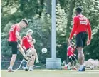  ?? FCKOELN ?? TETAP JAGA JARAK: Penggawa FC Koeln saat berlatih di Geissbockh­eim Minggu lalu (3/5).