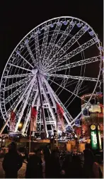  ?? FOTO: BONDER ?? Auf dem Burgplatz steht – auch über die Weihnachts­tage hinaus – das Wheel of Vision.