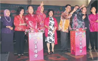  ??  ?? RASMI: Abdul Karim (empat kanan) dan Wong (tiga kiri) bersama-sama merasmikan Pesta Tanglung Sibu dan Pesta Makanan 1Malaysia. Turut kelihatan Tiong (empat kiri), Gregory Hii (tiga kanan) serta Chieng Kiong (dua kanan).