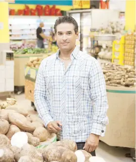  ??  ?? Ferdysac Márquez, propietari­o de la cadena de Supermerca­dos Plaza Loíza, denunció que su empresa fue víctima del robo de un furgón con 33,000 libras de mariscos la semana pasada.