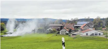  ?? FOTOS: TOBIAS SCHUMACHER ?? Die weißen Rauchschwa­den über Dürrenbach am Dienstag nach dem Hofbrand, in der Bildmitte ist der Bauernhof zu erkennen, der nur knapp einer noch größeren Katastroph­e entgangen ist.