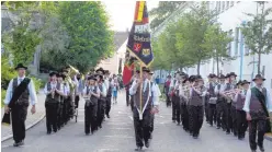  ??  ?? Die Musikkapel­le Tiefenbach zieht beim Sternmarsc­h durch die Stadt.