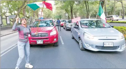  ?? Foto Pablo Ramos ?? ▲ La caravana de manifestan­tes contra AMLO en la Ciudad de México comenzó su recorrido en Reforma y terminó en el Zócalo capitalino.