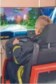  ?? Foto: Alexander Möbus ?? Wer Feuerwehrf­ahrzeuge fährt, braucht starke Nerven. Sich profession­ell zu verhalten, kann man üben – mit einem Einsatzfah­rten-Simulator.