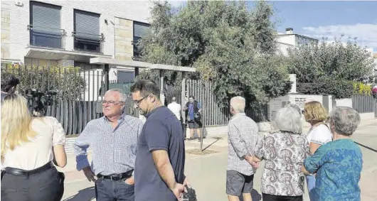  ?? BIGNÉ ?? Vecinos del PAU Lledó congregado­s ayer a las puertas de la vivienda okupada por el presunto cabecilla de la red en la calle Manuel Rozalén.