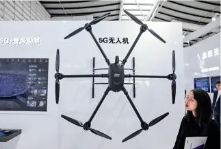  ??  ?? Los drones con cámara 5G exhibidos en la expo “Light of Internet” pueden ser dirigidos fácilmente con un control remoto para realizar diversas misiones.