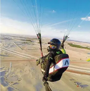  ??  ?? Flying over Dubai’s endless fields of sand.