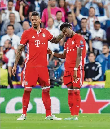  ?? Foto: Ulmer ?? Kopf hoch, Kleiner: Jérôme Boateng (links) und David Alaba am Ende der dramatisch­en 120 Minuten von Madrid.