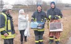  ?? FOTO: FEUERWEHR ?? Die Ertinger Feuerwehr und Doris Witzler von der Herberting­er Katzenhilf­e waren zur Katzenrett­ung im Einsatz.