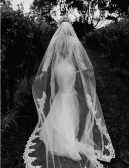  ??  ?? RIGHT
JADE & JAMES Absolutely stunning gown and veil combinatio­n from To Cherish Bridal. Image Susannah Blatchford Photograph­y.