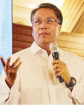  ??  ?? Former DILG secretary and Liberal Party representa­tive Mar Roxas during his opening speech