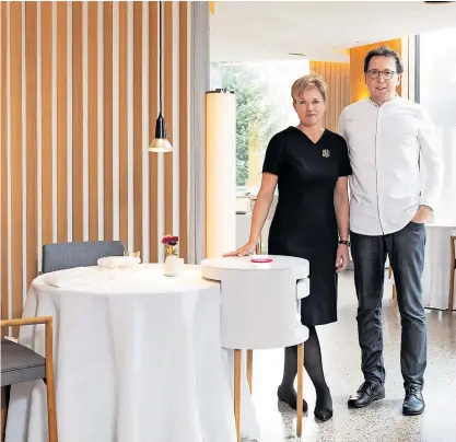  ??  ?? Birgit und Heinz Reitbauer im Restaurant im Stadtpark. Nach dem zweiten Umbau des Lokals seien sie wirklich angekommen, sagt Bi
